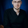 Patrick Schäfer, Musikförderpreisträger des Bezirks Schwaben, hat für die Herbstkonzerte des sjso mit „Dust“ ein eigenes Werk komponiert. - Foto: Maria Svidryk